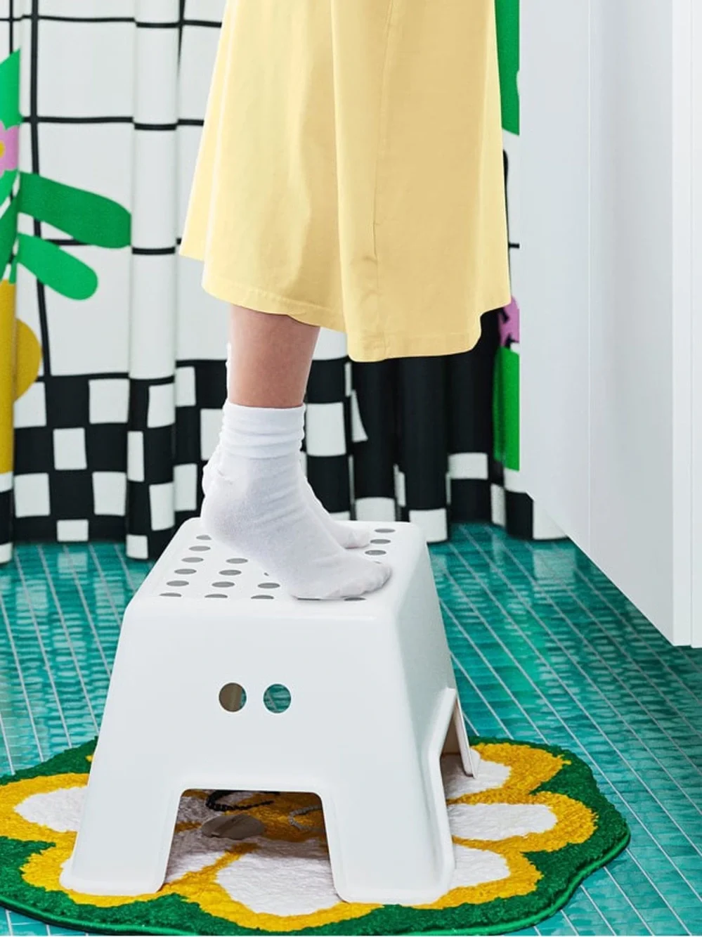 IKEA 17” Bolmen White Plastic Step Stool w Grey Dot Grippers